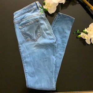 Hollister Jean. Size: 3R. Medium Wash Jeans. In great conditions.